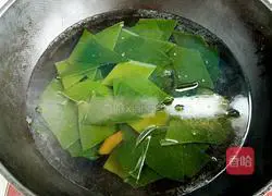 Illustration of how to make kelp and wolfberry pork ribs soup 3