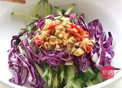 Illustration of how to mix cucumber with vermicelli 6