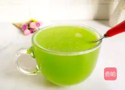 Illustration of how to make honey bitter melon juice 1