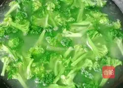 Illustration of how to make ham and egg fried cheese noodles 2