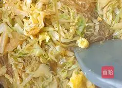 Illustration of how to stir-fry vermicelli with cabbage 9
