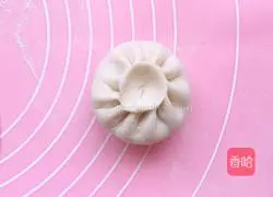 Illustration of how to make pork and lotus root buns 12