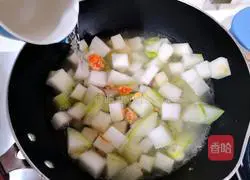 Illustration of how to make salted egg and winter melon meatball soup 5