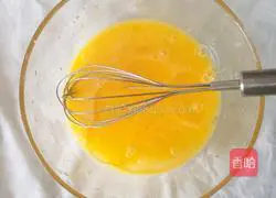 Illustration of how to make spinach juice egg rolls 4