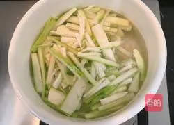 Egg White Illustration of how to make loofah and wolfberry soup 8