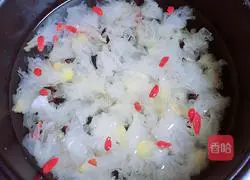 Recipe for Lily, Longan and Tremella Soup (moistening lungs and nourishing blood) 5