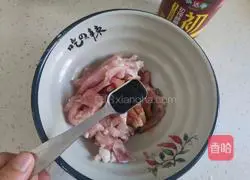 Illustration of how to make green pepper and shredded pork cold noodles 4