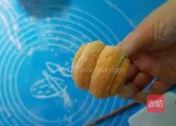 Illustration of how to make pumpkin steamed buns 10