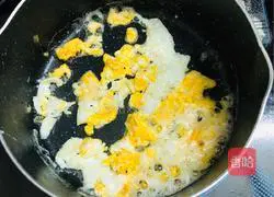 Illustration of how to make stir-fried noodles with eggs, ham, pickled mustard 3