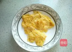 Illustration of how to make cucumber and scrambled eggs 7