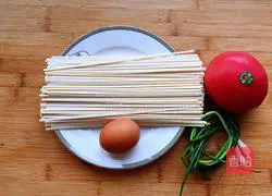 Illustration of how to make egg and tomato cold noodles 1