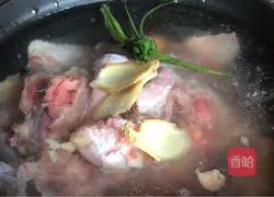 Illustration of how to make chicken soup with red dates, mushrooms and chicken 6