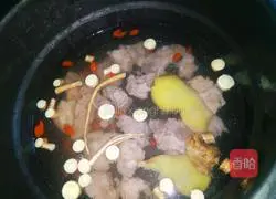 Illustration of how to make ginseng and pork ribs soup 4