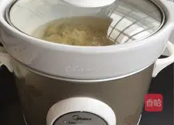 Illustration of how to make lotus seed lily and tremella soup 6