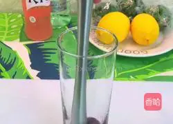 Illustration of making homemade cherry cold drink 2