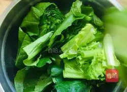 Illustration of how to make mustard greens in clear soup 1