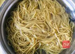 Illustration of how to make potato and tomato sauce wormwood seed noodles 9
