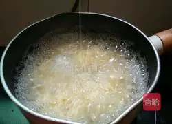 Illustration of how to make noodles with bean sprouts in chili sauce 5