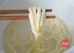 Illustration of how to make egg noodles made by TikTok internet celebrity 5