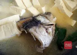 Illustration of how to make crucian carp head tofu soup 7