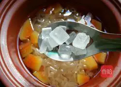 Milk-flavored papaya and white fungus soup Practice illustration 6