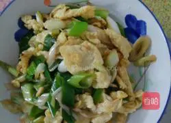 Illustration of how to make fried eggs with green onions 7