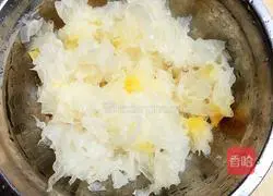 Illustration of how to make Ginkgo, Lotus Root and Tremella Soup (strengthening the spleen and nourishing the skin) 4