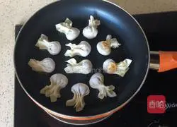 Illustration of how to make fried wonton stew 4