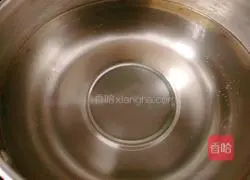 Illustration of how to make kiwi barley and white fungus soup 5