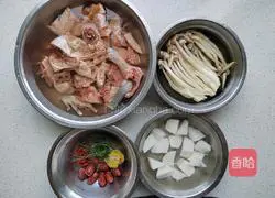 Illustration of how to make mushroom and chicken soup 1