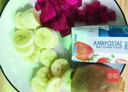 Illustration of how to make dragon fruit and banana smoothie 1