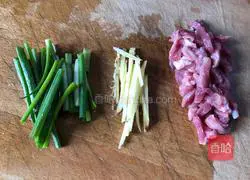 Illustration of how to make shredded pork noodles with tomatoes and garlic moss 5