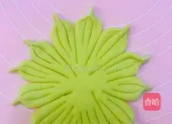 Illustration of how to make sunflower steamed buns 10