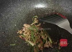 Illustration of how to make green pepper and shredded pork noodles 5