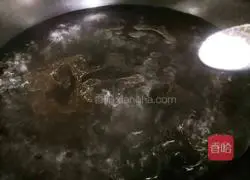 Illustration of how to make boiled celery noodles 2