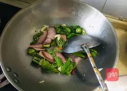 Illustration of how to stir-fry bacon with green pepper 4