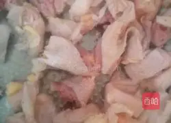 Illustration of how to make chicken soup to remove dampness 1