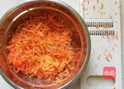Illustration of how to make shredded carrot pancakes 2