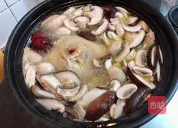 Illustration of how to make mushroom nourishing chicken soup 6