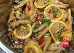 Illustration of how to make spicy and sour chicken feet with lemon 11