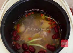Illustration of how to make Angelica and Astragalus Chicken Soup 7