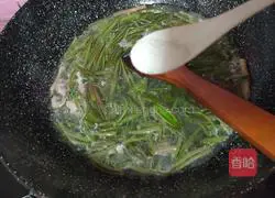 Illustration of how to make shredded pork and water shield soup 5