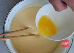 Illustration of how to make sweet and fluffy cornmeal waffles 8