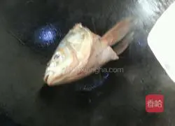 Illustration of making fish head soup 1