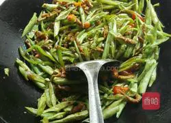 Illustration of how to make three shredded pork stir-fries 3