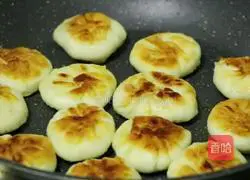 Illustration of how to make potato sandwich pancakes 6