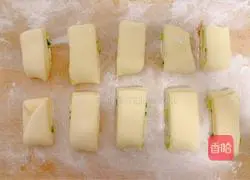 Illustration of how to make cornmeal and scallion rolls 10