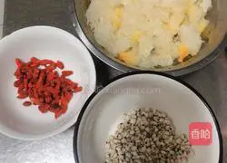 Illustration of how to make sweet potato, yam, barley and tremella soup 2