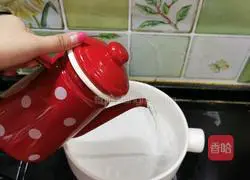 Illustration of how to make poached egg chicken and shrimp roe noodles 2