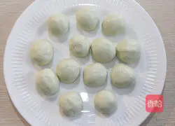 Illustration of how to make salted egg yolk and meat floss green dumplings 10